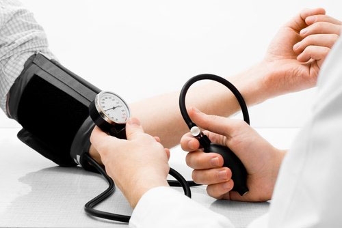 đo huyết áp thường xuyên